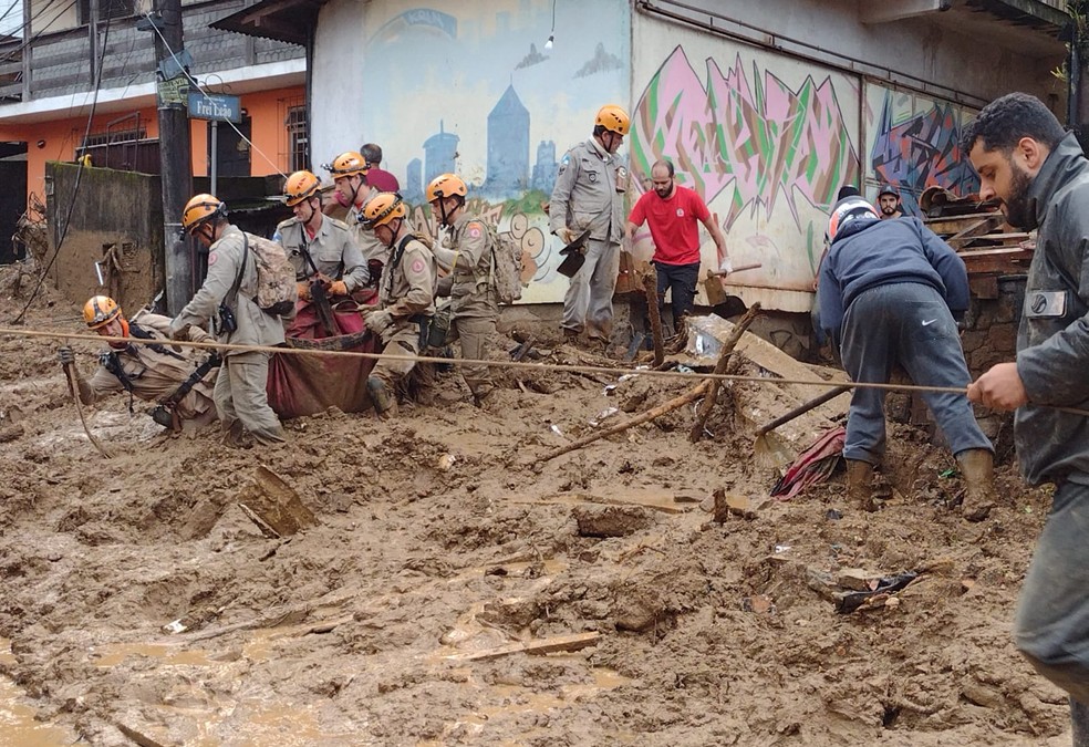 Temporal em Petrópolis deixa 104 mortos; 33 corpos foram identificados