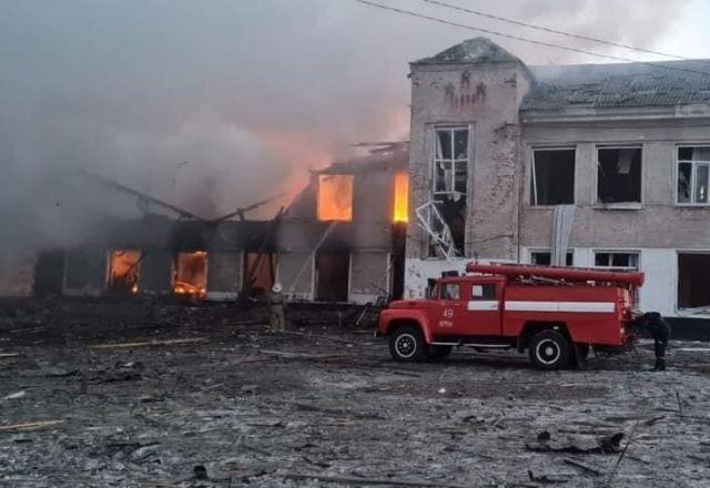 Ataque aéreo russo atinge escola e provoca incêndio