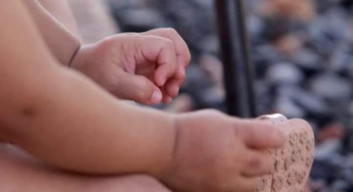 Mãe é presa suspeita de quebrar as pernas de bebê de 10 meses no Vale do Itajaí