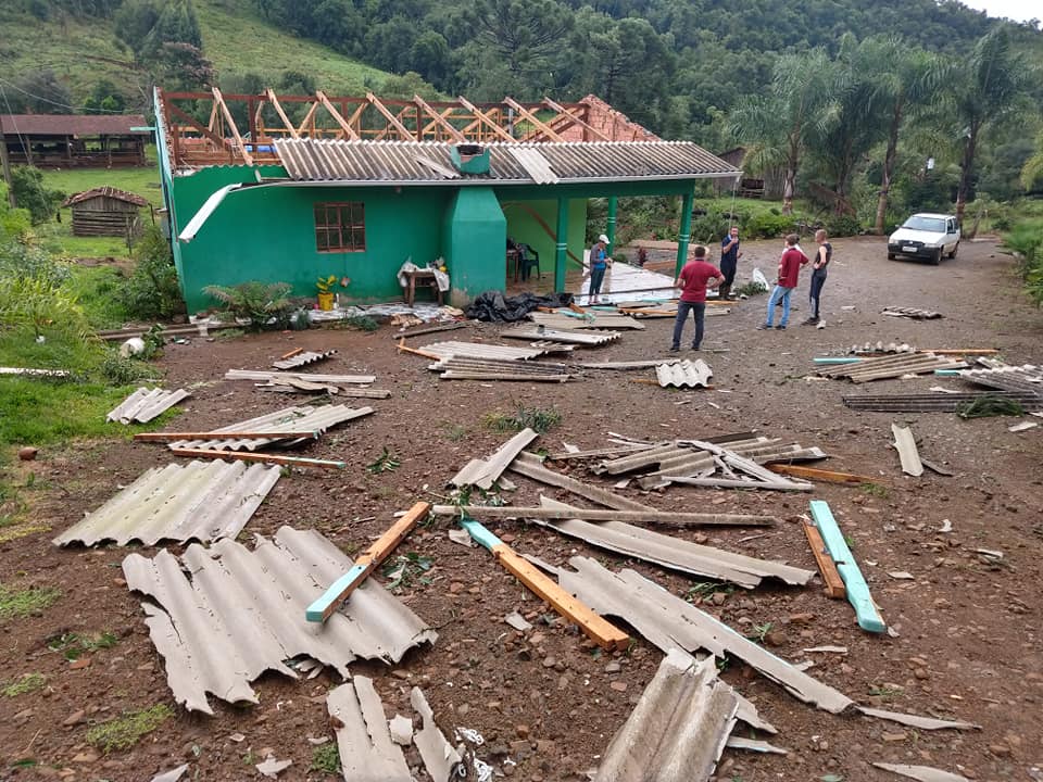 FOTOS: Temporal provoca estragos em município de SC; Defesa Civil alerta para temporais