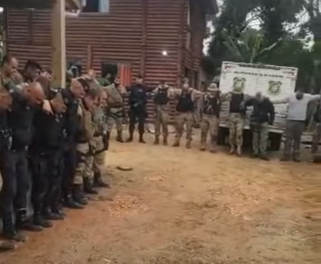 Policiais fizeram roda de oração em homenagem a PM morto com tiro de fuzil