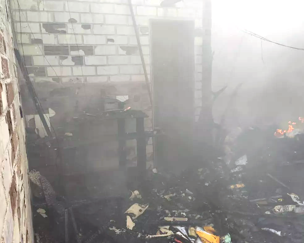 Incêndio destrói metade de casa e suspeita é que carregador de celular tenha causado fogo em SC