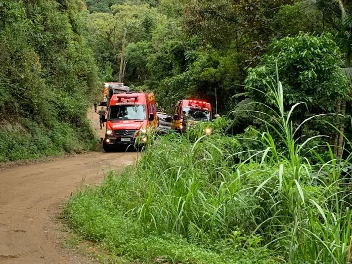 Caminhão do exército cai em ribanceira no Vale do Itajaí; há morte confirmada