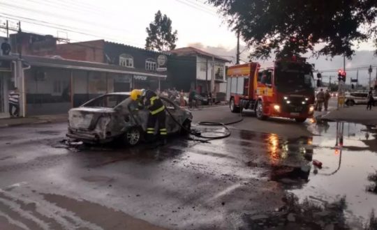 Homem resgata filhos de dentro de carro em chamas em SC