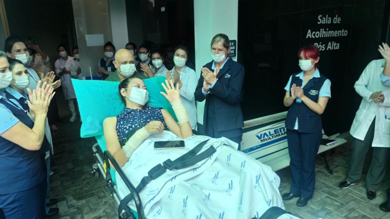 Ciclista que ficou gravemente ferida após colisão com moto em Blumenau recebe alta do hospital