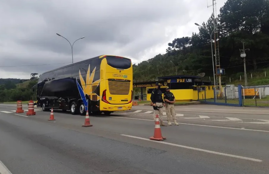PRF flagra motorista de ônibus bêbado transportando 29 passageiros