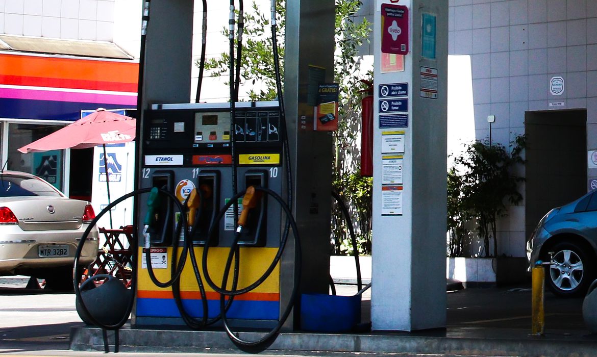 Gasolina aumenta até 80 centavos em SC após volta parcial de impostos federais