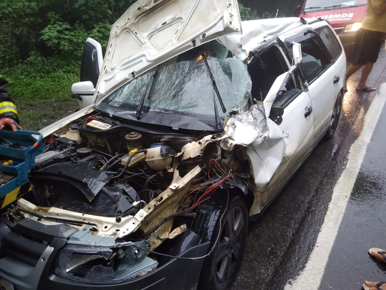 Carro fica destruído após acidente na BR-470, no Alto Vale