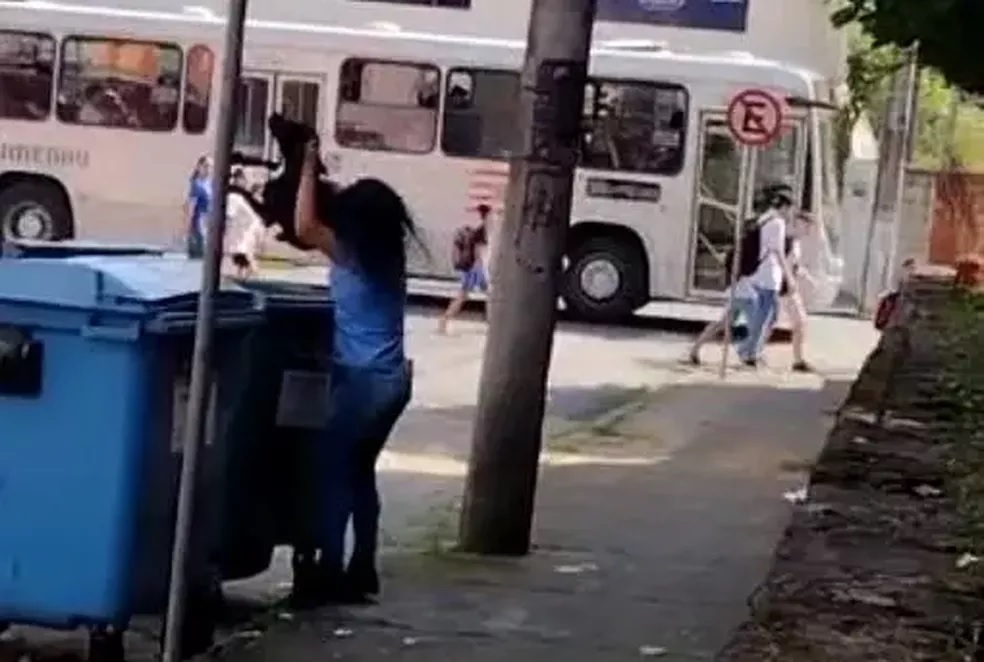 Mulher é flagrada jogando cachorro no lixo no Vale do Itajaí