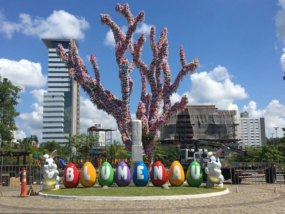 Osterbaum gigante encanta visitantes na Páscoa em Blumenau