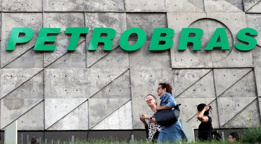 Para ganhar tempo, governo avalia fatiar assembleia da Petrobras