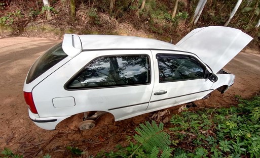 Veículo furtado no Alto Vale é encontrado sem rodas, bateria e outros pertences