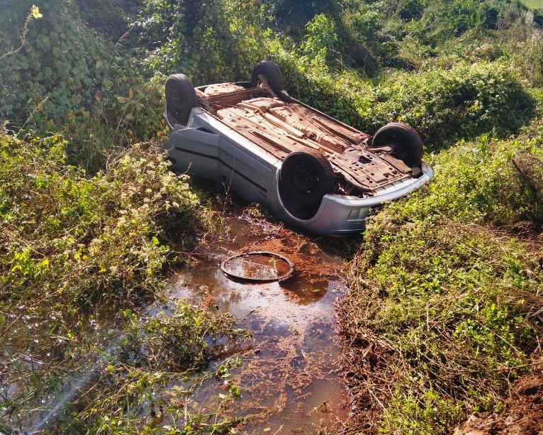 Buraco na rodovia provoca acidente de trânsito em SC