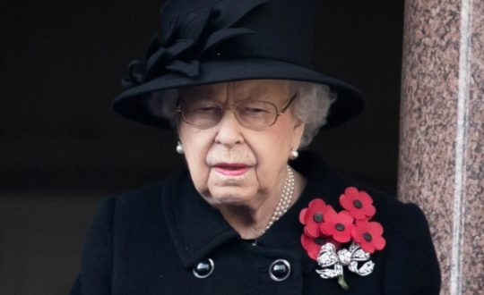 Folha de São Paulo publica por engano notícia sobre a morte da rainha Elizabeth II