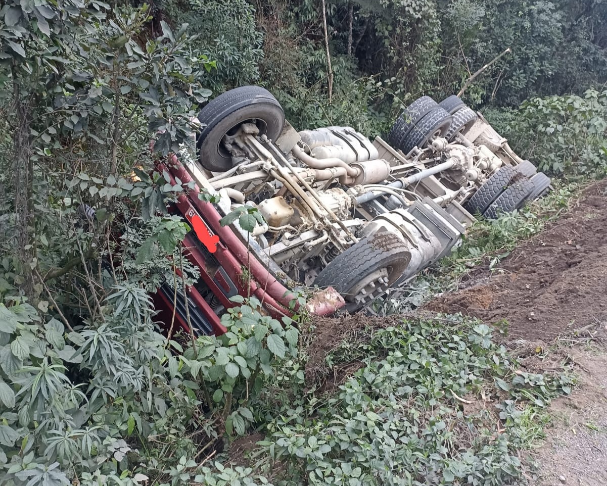 Caminhão tomba às margens da BR-470, em Trombudo Central