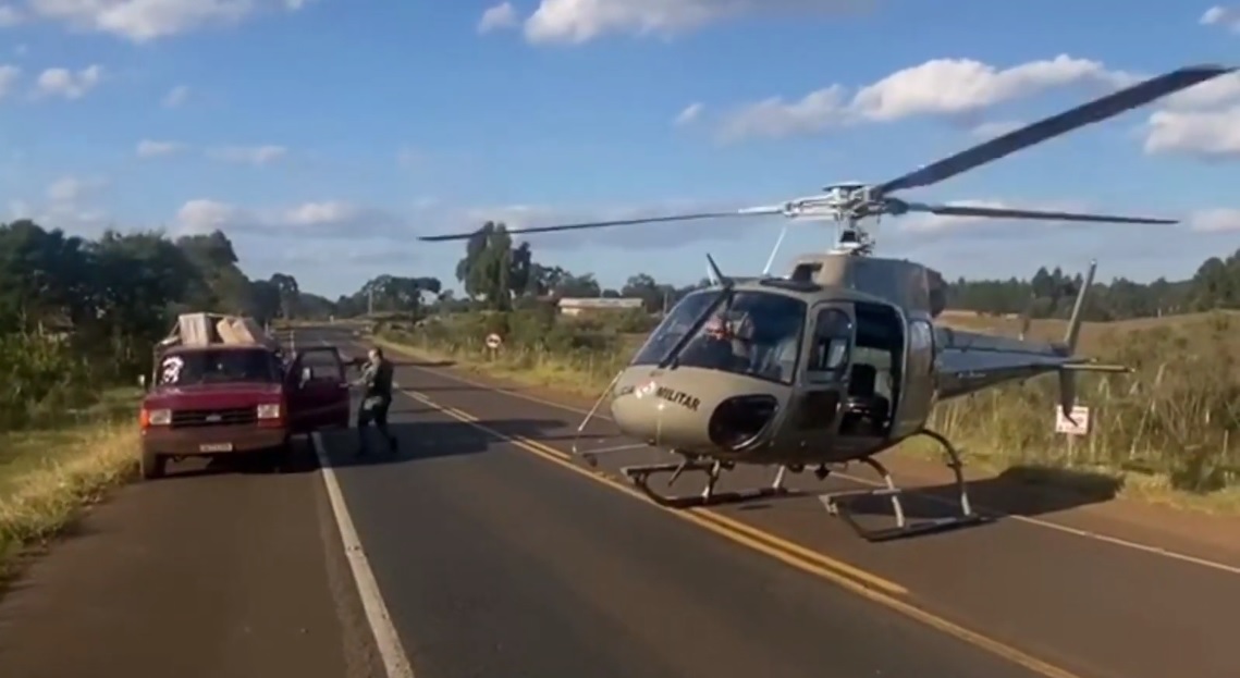 FOTOS: PM de SC pousa helicóptero em rodovia para deter caminhonete suspeita