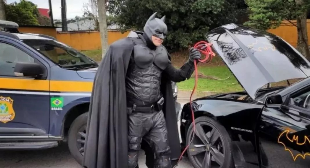 Carro do “Batman” tem defeito e PRF ajuda a consertá-lo na BR-101