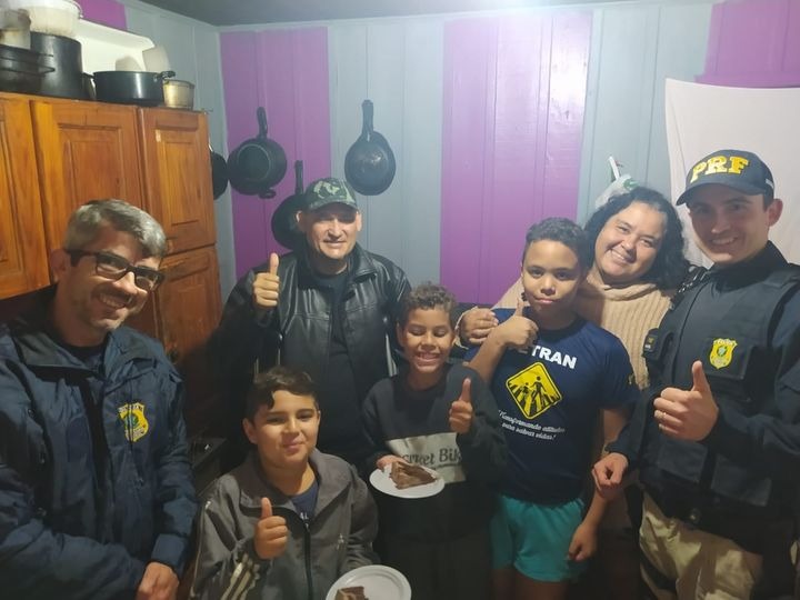PRF faz festa de aniversário surpresa para menino de 12 anos no Vale do Itajaí