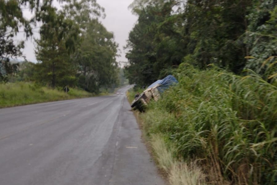 Caminhão sofre saída de pista na BR-470, em Pouso Redondo
