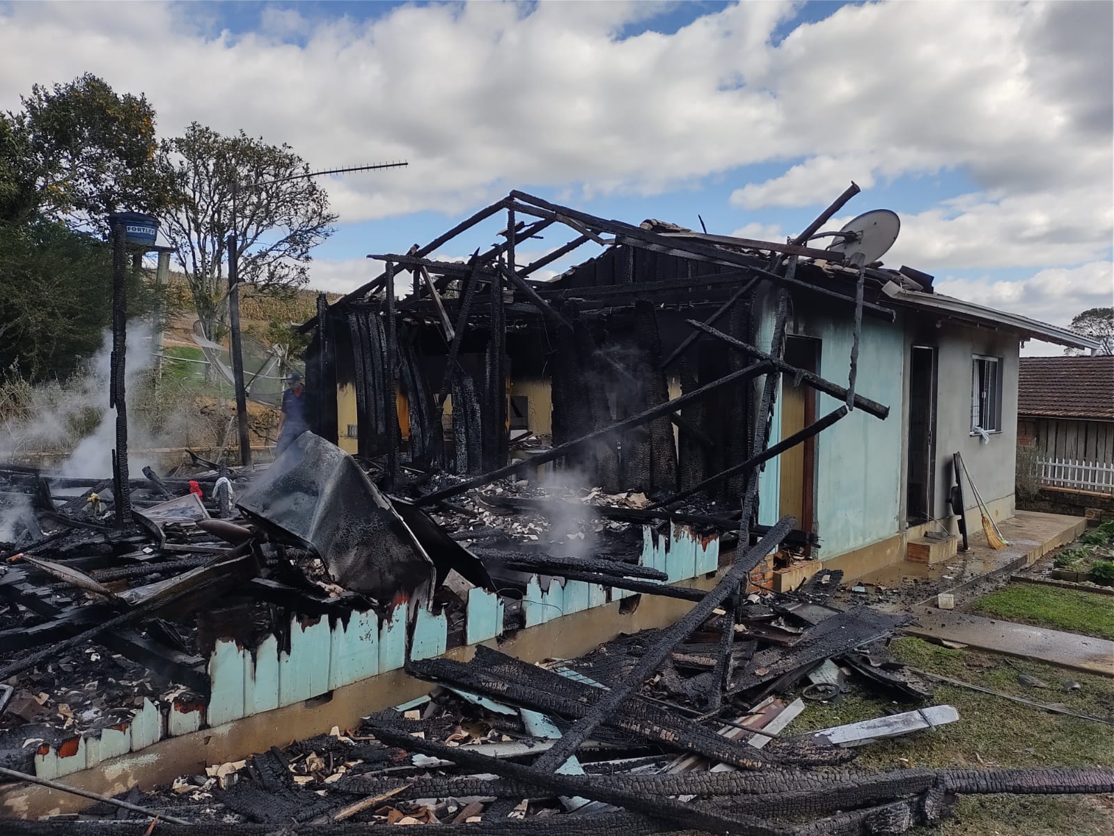 Residência é destruída pelo fogo, no Alto Vale