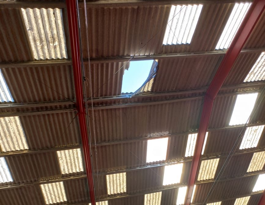 Trabalhador morre após cair do telhado de ginásio de escola, no Alto Vale