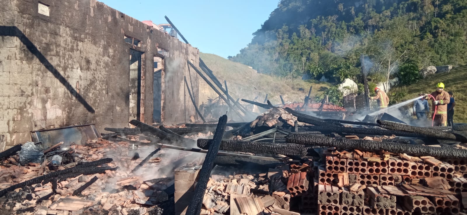 Agricultor do Alto Vale estima prejuízo acima de 50 mil reais após incêndio em estufa