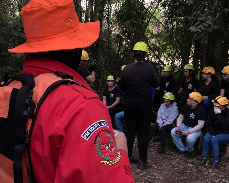 Alunos Bombeiros Voluntários de Presidente Getúlio recebem capacitação em técnicas de sobrevivência