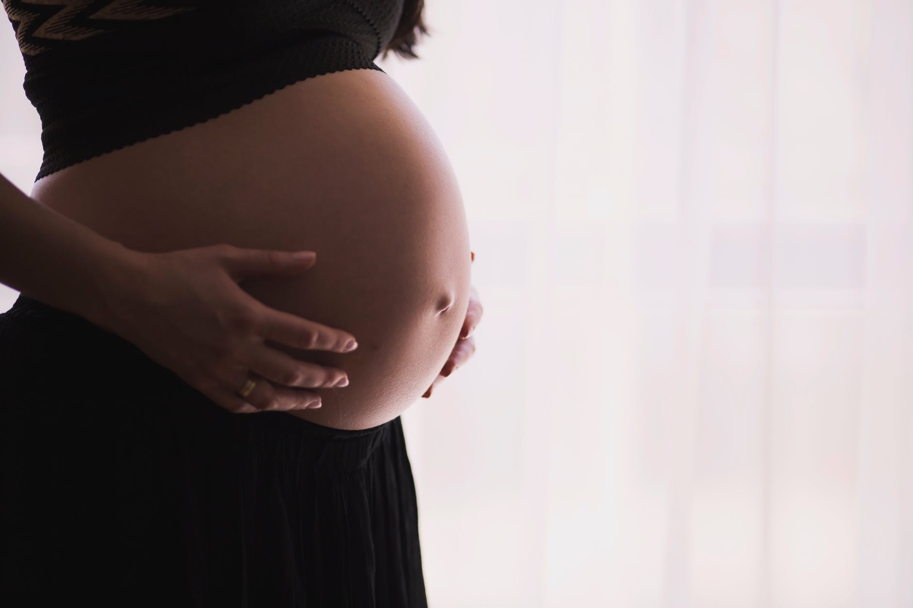 Maternidades de Blumenau terão de informar grávidas que entregar bebê para adoção não é crime