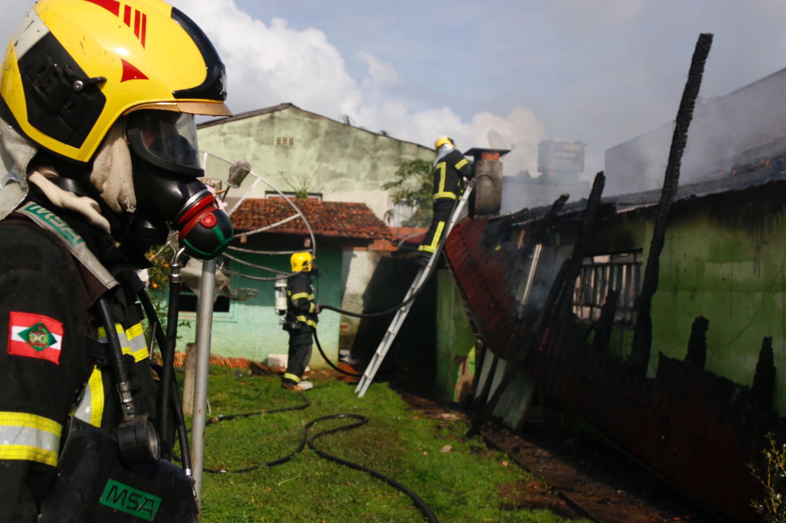 Incêndio atinge residência, em Rio do Sul