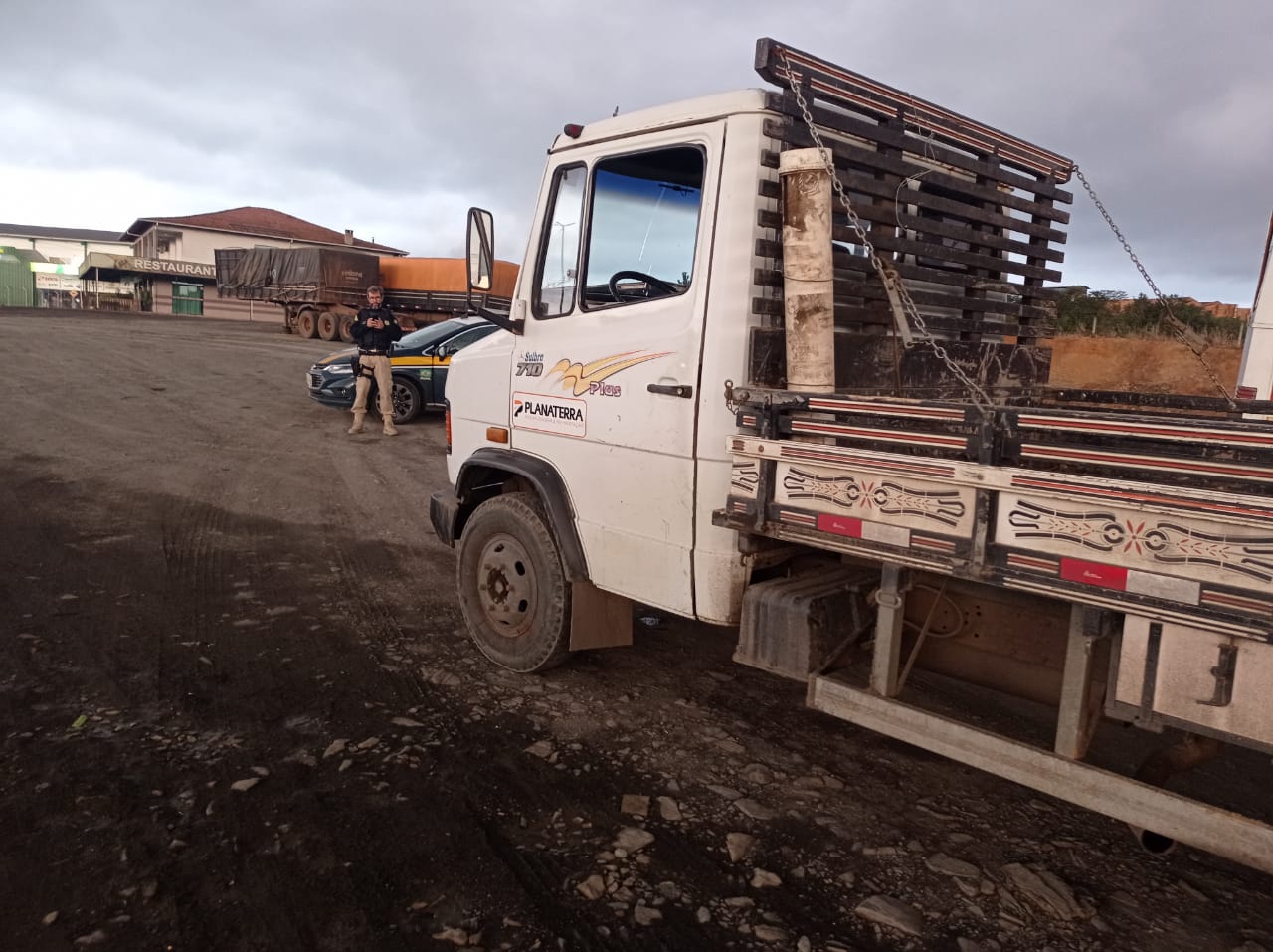 PRF aborda caminhão com licenciamento vencido e motorista embriagado na BR-470, em Pouso Redondo