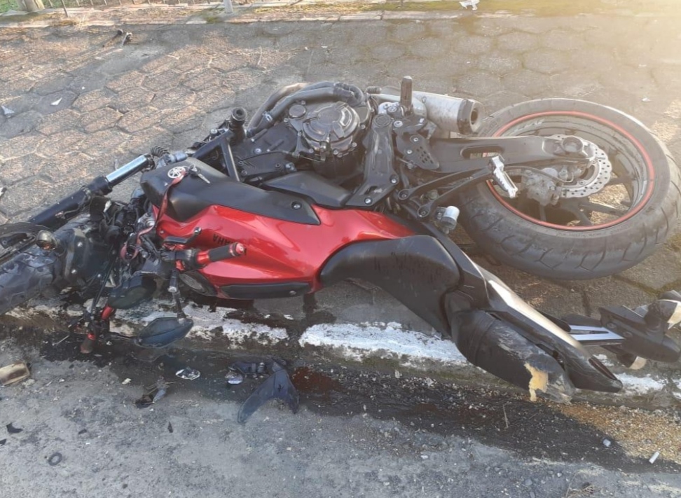 Grave acidente destrói motocicleta no Alto Vale