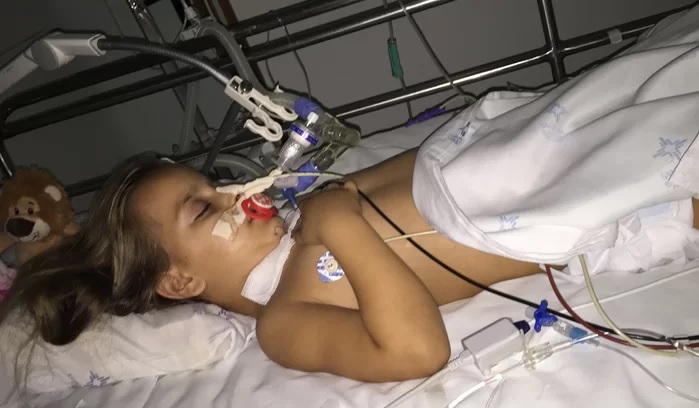 Menina de SC com um dos casos mais graves e complicados de traqueia em crianças do mundo,  precisa de ajuda para cirurgia
