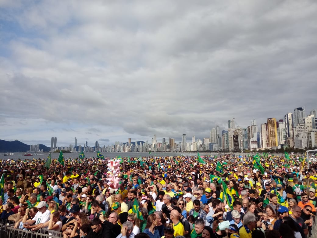 ‘Tenho um Exército que se aproxima dos 200 milhões’, diz Bolsonaro