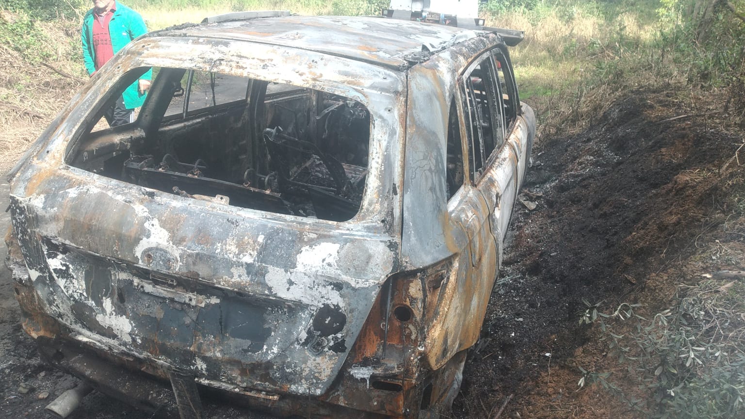 Carro fica totalmente destruído após pegar fogo em Pouso Redondo