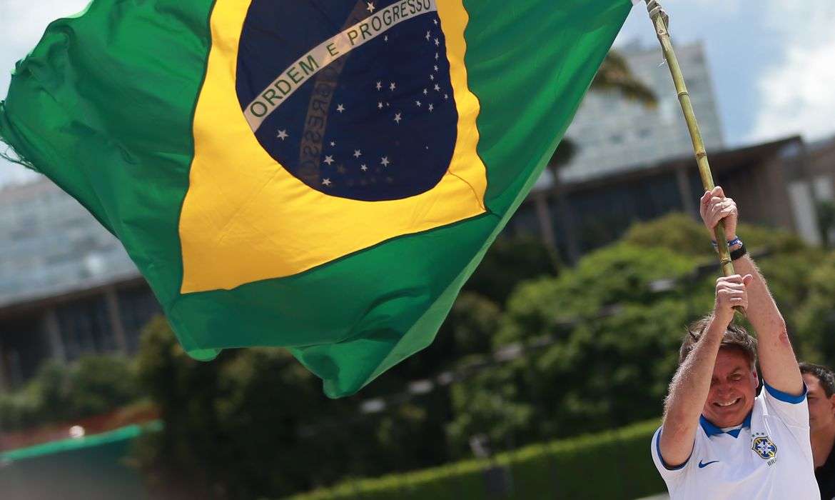 Juíza diz que bandeira do Brasil é propaganda eleitoral e vai proibi-la na campanha