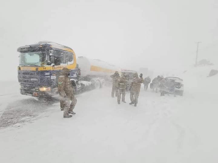 FOTOS: Caminhoneiros de SC estão presos em nevasca histórica no Chile