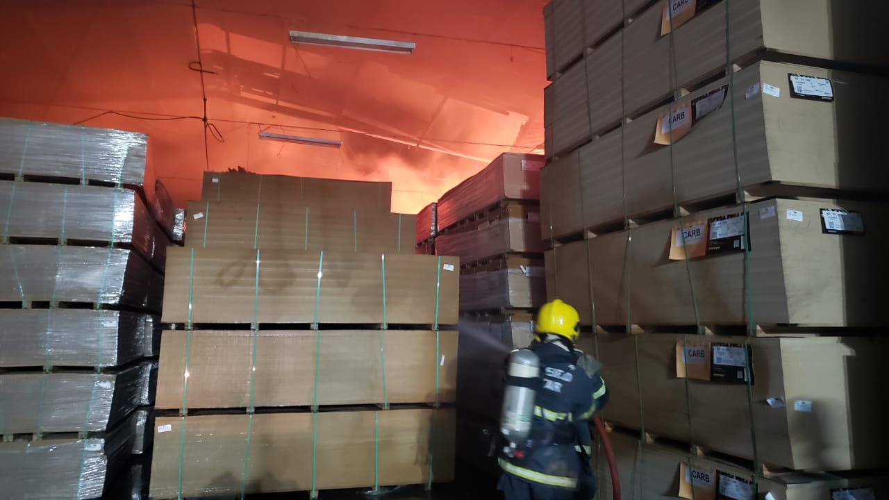Mais de 37h após início, bombeiros extinguem incêndio em galpão da empresa Rohden de Salete