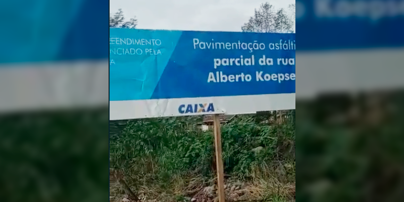 Logo do Governo Federal coberta por adesivo em Agrolândia cumpre lei eleitoral