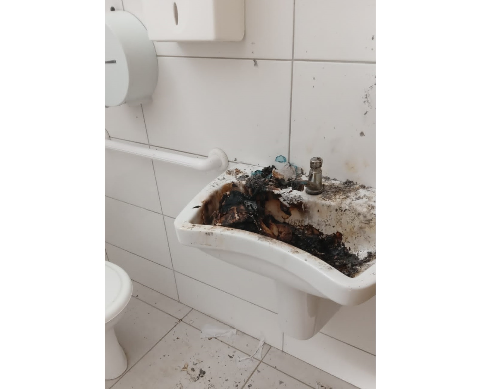 REPORTAGEM: Banheiro público da Praça no centro de Taió  é alvo de vandalismo