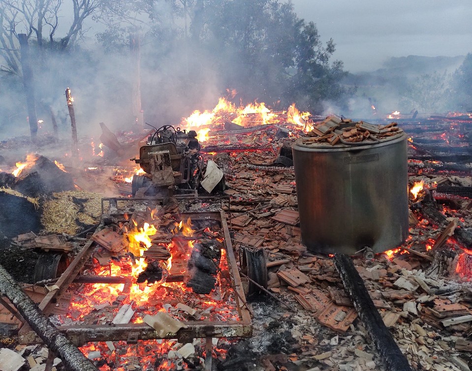Incêndio destrói galpão e causa prejuízos ao produtor em Ituporanga