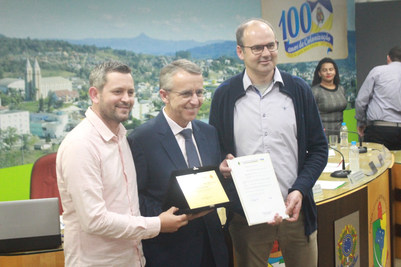 Prefeito de Blumenau, Mario Hildebrandt, recebe título de Cidadão Taioense