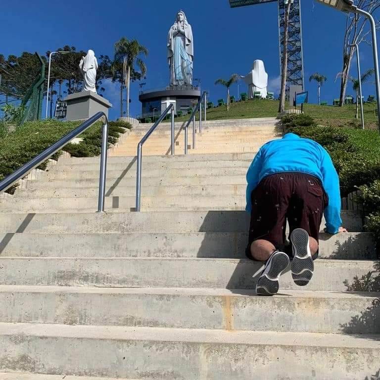 FOTOS: Homem sobe de joelho os 460 degraus da escadaria do Santuário de Ituporanga