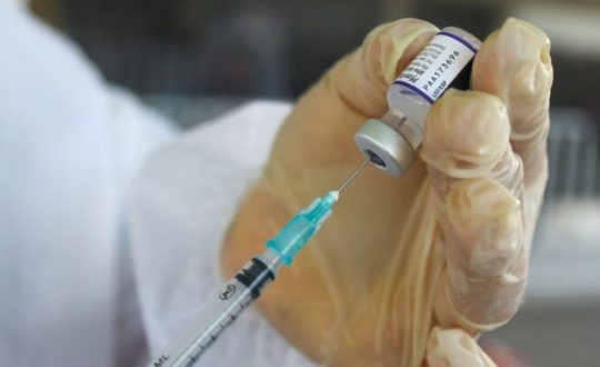 Baixa adesão na vacinação de crianças contra doenças respiratórias preocupa autoridades em SC