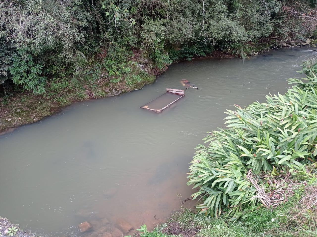 Homem morre ao cair com tobata em ribeirão no Vale do Itajaí