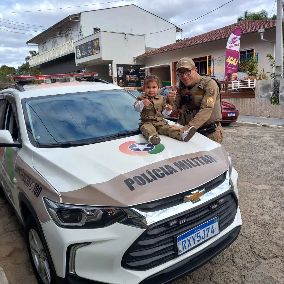 Policias Militares participam de  aniversário da pequena Pyetra