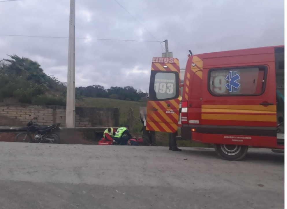 Jovem motociclista fica ferido após colisão seguida de fuga em Atalanta