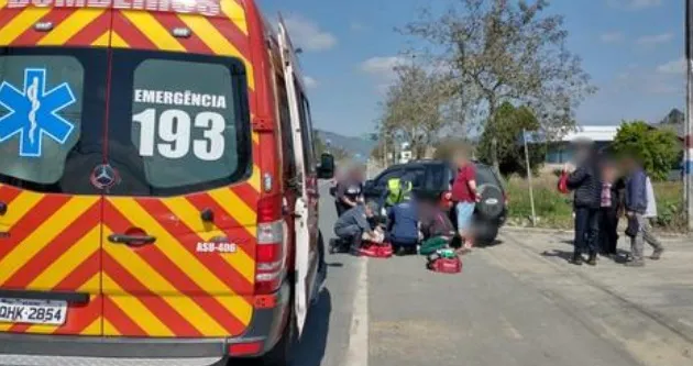 Ciclista fica ferida após colisão com veículo em Agrolândia