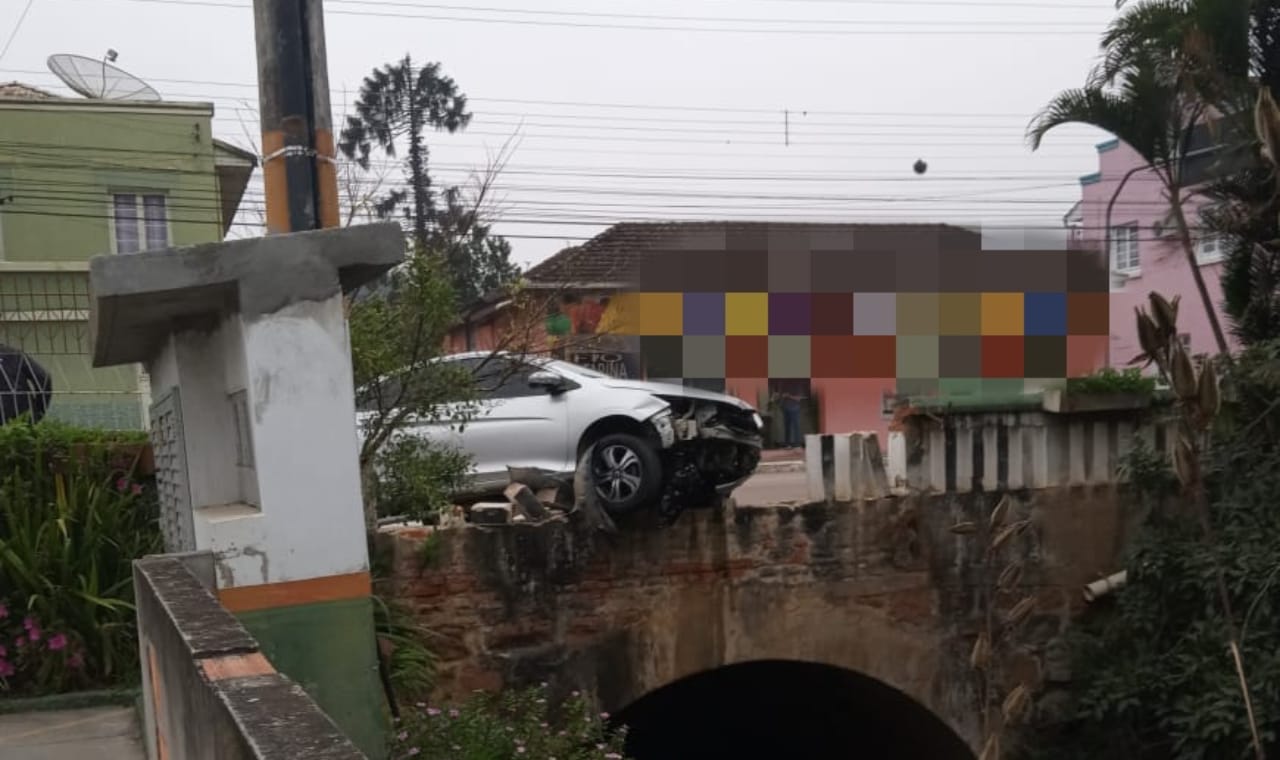 Carro colide em ponte e quase cai dentro de ribeirão em Ibirama