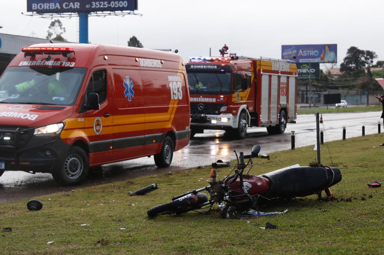 FOTOS: Motociclista fica ferido em acidente na BR-470, em Rio do Sul