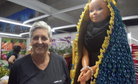 Mulher catarinense faz manto de Nossa Senhora com 5 kg de macarrão para pagar promessa